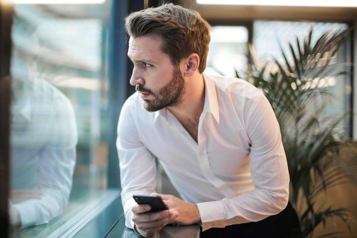 Wie reagieren Männer wenn Frauen sich zurückziehen?